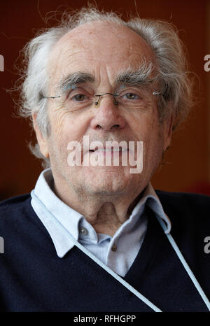 Amburgo, Germania. 29 Nov, 2011. Il compositore francese e vincitore del premio Academy Award Michel Legrand fornisce un'intervista all'Stifterlounge dell'Opera di Amburgo ad Amburgo, Germania, 29 novembre 2011. Da Hollywood a Amburgo: Legrand ha già ricevuto tre premi Oscar per il suo film musica, ora il 79-anno-vecchio ha scritto musica per un balletto. Credito: Georg Wendt | in tutto il mondo di utilizzo/dpa/Alamy Live News Foto Stock