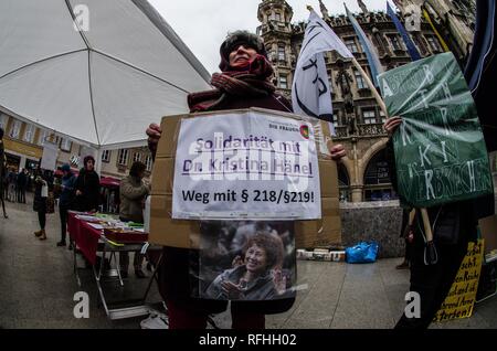 Monaco di Baviera, Germania. 26 gen, 2019. Un cartello indicante il supporto per Dr Kristina Haenel HÃ¤nel, chi è stato vittima di l'uso di 1800s anti-pubblicità le leggi in materia di aborto. Haenel erano elencati i servizi di consulenza come parte dei suoi ambiti di lavoro ed è stato processato per esso. Credito: ZUMA Press, Inc./Alamy Live News Foto Stock