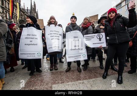 Monaco di Baviera, Germania. 26 gen, 2019. Citando le crescenti minacce per le scelte che le donne hanno oltre i loro corpi, le donne a Monaco di Baviera, in Germania sono scesi in piazza per protestare contro la sopravvivenza delle antiquate paragraf 218 219una legge che impedisce la sanità e i professionisti di salute mentale da rendendo noto che essi offrono consulenza psicologica per chi sta pensando a un aborto. La legge è stata già "weaponized'' perseguire Dr Kristina Haenel, che i pubblici ministeri rivendicazione è stata illegalmente pubblicità Servizi di aborto. Credito: ZUMA Press, Inc./Alamy Live News Foto Stock