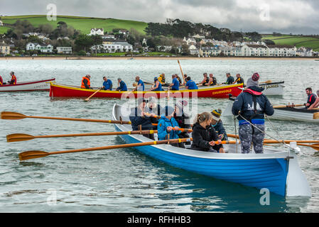 Regno Unito Meteo - Sabato 26 Gennaio. In una fredda giornata a sopraggitto in North Devon, pilota Gig barche si riuniranno presso la banchina nel villaggio di Appledore per fare la battaglia sul fiume Torridge. Foto Stock