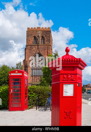 Abbazia di Shrewsbury con un telefono rosso scatola e pilastro Penfold box, Shropshire, Inghilterra, Regno Unito Foto Stock