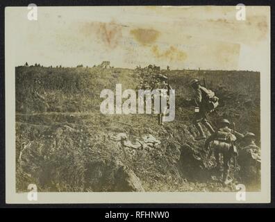 Attacco alla linea Hindenburg.truppe avanzando da trincee di supporto., Bestanddeelnr 158-1320. Foto Stock