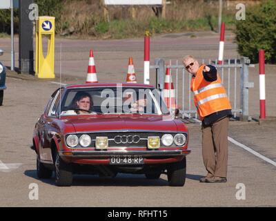 Audi 100 coupe S, costruire nel 1977, licenza olandese registrazione 00-48-RP, a IJmuiden, Paesi Bassi, pic2. Foto Stock