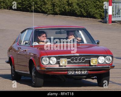 Audi 100 coupe S, costruire nel 1977, licenza olandese registrazione 00-48-RP, a IJmuiden, Paesi Bassi, pic3. Foto Stock