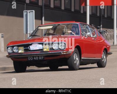 Audi 100 coupe S, costruire nel 1977, licenza olandese registrazione 00-48-RP, a IJmuiden, Paesi Bassi, pic4. Foto Stock