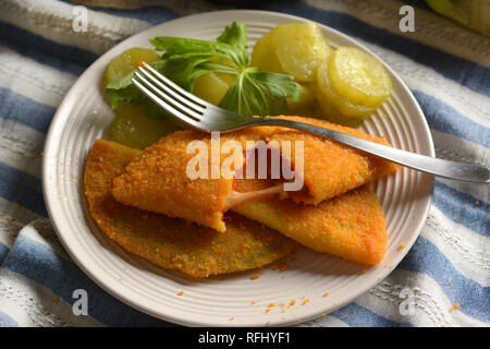Panzerotti fritti riempito con salsa di pomodoro e formaggio - Cibo Italiano - primo piano Foto Stock