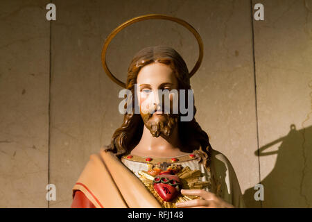 La statua del Sacro cuore di Gesù nella chiesa salesiana "Santa Maria delle grazie" - Santa Maria della Grazia. Pavia, Italia. Foto Stock