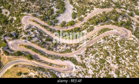 Antenna vista dall'alto in basso della curva Hairbpin road nelle Cevennes, Occitania, Francia Foto Stock
