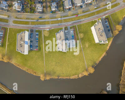 Vista dall'alto in basso di edifici di appartamenti con parcheggio e prati, de tenutosi nella città di Groningen Foto Stock