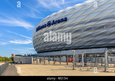 Monaco di Baviera, Germania - 14 August 2017: Allianz Arena ingresso dello stadio Monaco di Baviera, Germania. L'Allianz Arena è la casa lo stadio di calcio FC Bayern Monaco di Baviera Foto Stock