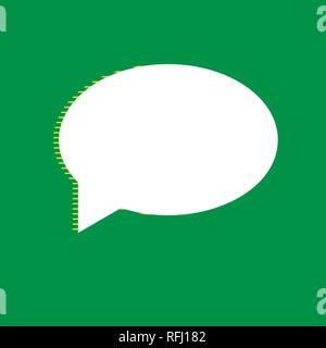 Discorso bolla icona. Vettore. Bianco icona piatta con giallo listati ombra a sfondo verde. Illustrazione Vettoriale