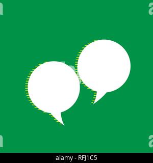 Due discorso bolla segno. Vettore. Bianco icona piatta con giallo listati ombra a sfondo verde. Illustrazione Vettoriale