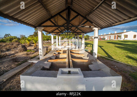 Mano coperto Servizio lavanderia edificio vicino all'ex i pescatori di tonno di capanne di Praia do Barril, Algarve, PORTOGALLO Foto Stock