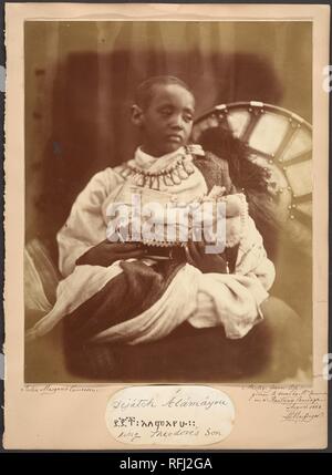Déjatch Alámayou, re Théodore di nostro figlio. Artista: Julia Margaret Cameron (britannico nato (India), Calcutta 1815-1879 Kalutara, Ceylon). Dimensioni: Immagine: 29,2 x 23,3 cm (11 1/2 x 9 3/16 in.). Data: Luglio 1868. Déjatch Alámayou fu preso in Inghilterra dopo la sconfitta britannica degli Etiopi nella battaglia di Magdala e il suicidio di suo padre, Tewodros (Theodore) II, imperatore di Etiopia, in aprile 1868. La regina Victoria ha preso un interesse in Alámayou e vide la sua istruzione e protezione, ponendolo nella cura del capitano Tristram Speedy, chi, come Cameron, aveva una casa sull'Isola di Wight. Speedy b Foto Stock