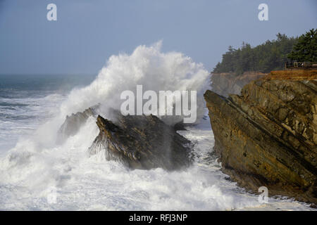 Tempesta surf a Riva acri del parco statale del sud della costa dell'Oregon. Foto Stock