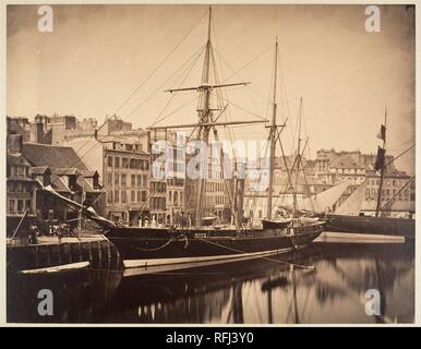 La Reine Hortense - Yacht de l'Empereur, Havre. Artista: Gustave Le Gray (Francese, 1820-1884). Dimensioni: Immagine: 31,8 x 41,3 cm (12 1/2 x 16 1/4 in.). Montaggio: 53,1 x 66,3 cm (20 7/8 x 26 1/8 in.). Data: 1856. Le grigio fotografato l'imperial yacht nel porto di Le Havre nel luglio 1856, poco prima impostato su off per la Groenlandia e Spitzbergen su una spedizione guidata dal principe Napoleone. Il design elegante del peschereccio e rigging ragazzi sembrano fissare la sua perfetta collocazione entro Le Grey's telaio. Nei tardi 1840s, Le grigio hanno contribuito a perfezionare la carta processo negativo e la carta salata stampa, utilizzando a annuncio estetico Foto Stock