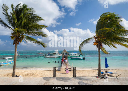 Il Malecon e Pelicanos Yacht Club molo di Puerto Morelos, Riviera Maya, Messico. Foto Stock