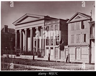 Hibernian Hall di Charleston. Artista: George N. Barnard (American, 1819-1902). Ex attribuzione: precedentemente attribuito a Matteo B. Brady (American, nato in Irlanda, 1823?-1896 New York). Data: ca. 1864. Museo: Metropolitan Museum of Art di New York, Stati Uniti d'America. Foto Stock