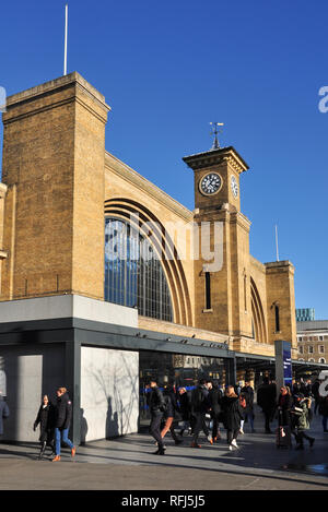 Dalla stazione ferroviaria di King's Cross facciata con Clock Tower, London, England, Regno Unito Foto Stock