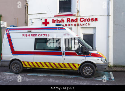 Irlandese croce rossa ambulanza parcheggiata fuori la croce rossa bandon branch office ireland Foto Stock