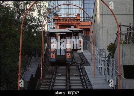 Los Angeles, CA / STATI UNITI D'AMERICA - sett. 23, 2018: Angelo della funicolare di volo di vagoni ferroviari sono mostrati in funzionamento durante un soleggiato, tardo pomeriggio giorno nel centro cittadino di L.A. Foto Stock