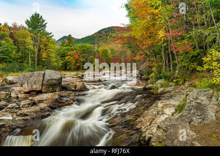 Little Whiteface Mountain sorge oltre il ramo ovest Ausable River a the Rapids appena al di sopra di Wilmington Flume, Montagne Adirondack, Essex Co., NY Foto Stock