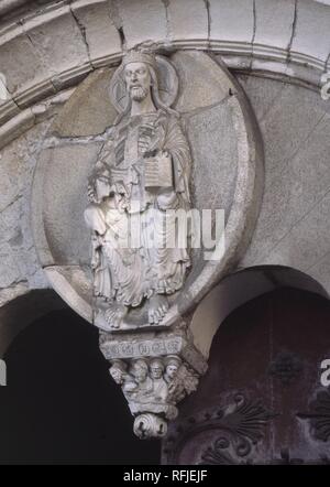 CRISTO MAJESTAD SOBRE ONU CAPITEL PINJANTE CON LA ULTIMA CENA EN EL TIMPANO DE LA PORTADA NORTE DE LA CATEDRAL DE LUGO - SIGLO XII - ROMANICO GALLEGO. Posizione: Catedral. LUGO. Spagna. Foto Stock