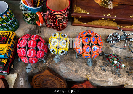 STONE TOWN ZANZIBAR - GENNAIO 9,2015: Negozio di souvenir fatti di tappi di bottiglia a Zanzibar Foto Stock