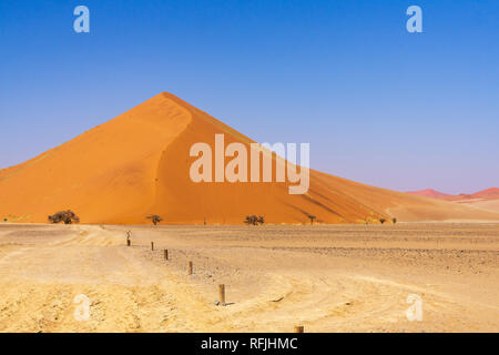 Il segnale di arresto di fronte dune di sabbia in Sossusvlei, Namib-Naukluft National Park Namibia estate Foto Stock