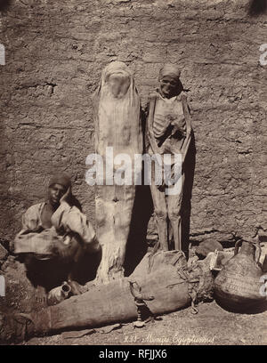 Momies Egyptiennes (mummie egizie). Data: c. 1870. Dimensioni: complessivo: 27,8 x 21,8 cm (10 15/16 x 8 9/16 in.). Medium: albume stampa dal collodio negativo. Museo: National Gallery of Art di Washington DC. Autore: Félix Bonfils. Foto Stock