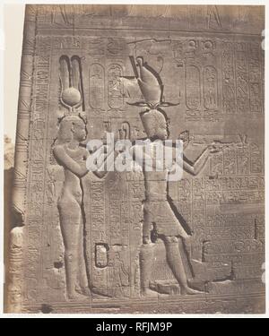 Dendérah (Tentyris), Tempio d'Athôr - Faccia Postérieure - Cléopatre et Caesarion. Artista: Félix Teynard (Francese, 1817-1892). Dimensioni: 30,0 x 25,4 cm. (11 13/16 x 10 in.). Stampante: Imprimerie Photographique de H. de Fonteny et Cie. Data: 1851-52, 1853-54 stampato. Museo: Metropolitan Museum of Art di New York, Stati Uniti d'America. Foto Stock
