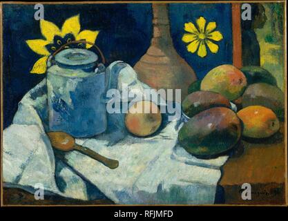Natura morta con teiera e frutta. Artista: Paul Gauguin (francese, Parigi 1848-1903 Atuona, Hiva Oa, Isole Marchesi). Dimensioni: 18 3/4 x 26 in. (47,6 x 66 cm). Data: 1896. Uno di Gauguin più preziosi beni era un dipinto di Cézanne, <i>ancora vita con frutta piatto</i> (1879-80, ora Museo di Arte Moderna di New York ), che egli emula in questa immagine. All'interno di un simile spazio compresso, Gauguin sostituito manghi Per Cézanne di mele e il tahitiano-style tessuto stampato per un francese di carta da parati floreale design. Una differenza significativa è la figura umana nella parte superiore destra, intravisto per montaggio passante Foto Stock