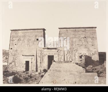 Ile de Fîleh (Philae), Premier Pylône - Vue prise de la Plate-Forme de la Colonnade Orientale en P. Artista: Félix Teynard (Francese, 1817-1892). Dimensioni: 24,3 x 30,5 cm. (9 9/16 x 12 in.). Stampante: Imprimerie Photographique de H. de Fonteny et Cie. Data: 1851-52, 1853-54 stampato. Museo: Metropolitan Museum of Art di New York, Stati Uniti d'America. Foto Stock