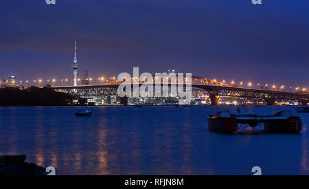 Foto Ha preso al piccolo Shoal Bay con bella vista del Ponte del porto e città di Auckland Foto Stock