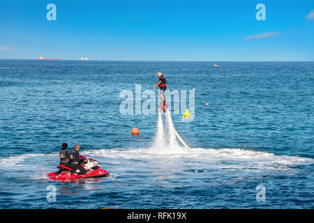 Nuovo tipo popolare di estrema acqua sport chiamato flyboard a St Julians bay. Malta Foto Stock