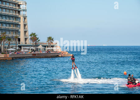 Nuovo tipo popolare di estrema acqua sport chiamato flyboard a St Julians bay. Malta Foto Stock