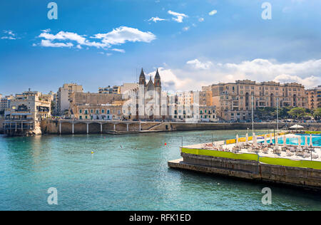 Paesaggio con Chiesa Parrocchiale nella baia di Balluta. St Julians, Malta Foto Stock