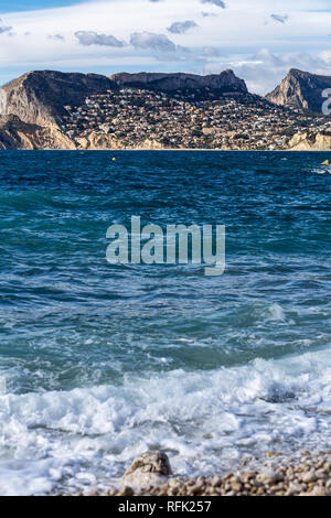 Guardando verso Benidorm da Calpe Costa Blanca, Spagna. Foto Stock