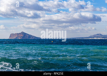 Guardando verso Benidorm da Calpe Costa Blanca, Spagna. Foto Stock