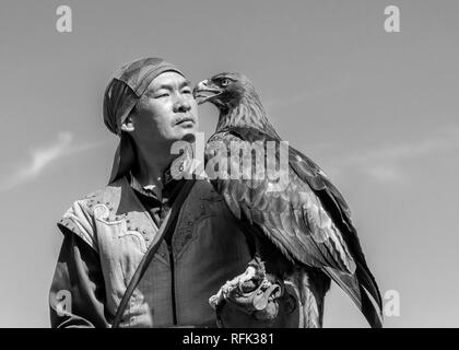 Legami di fiducia, il kazako eagle trainer e la sua aquila Sunkar Centro dei falchi, Almaty, Kazakhstan Foto Stock