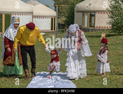 "Tusau Kesu' cerimonia (tagliare la corda) bambino oscillanti in aria, Almaty, Kazakhstan Foto Stock