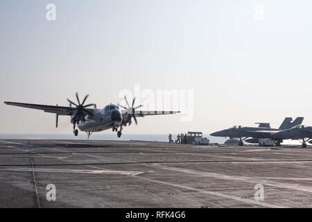 Una C-2un levriero, assegnato alla flotta logistica di supporto di combattimento Squadron (VRC) 30, di distacco 4, atterra sul ponte di volo della portaerei USS John C. Stennis CVN (74) nell'Oceano Indiano, Gennaio 24, 2019. John C. Stennis è distribuito negli Stati Uniti il 7 flotta area di operazioni a sostegno della sicurezza e della stabilità nella regione Indo-Pacifico. (U.S. Foto di Marina di Massa lo specialista di comunicazione di terza classe concedere G. Grady) Foto Stock
