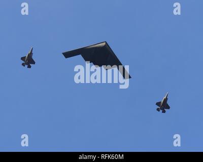 PASADENA, CALIFORNIA, STATI UNITI D'America - 1 gennaio 2018: distanza media di un U.S. Air Force B-2 Spirit, bombardiere stealth volando sopra la parata motivi Foto Stock