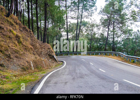 Strada panoramica attraverso la valle di banikhet dalhousie Himachal Pradesh coperto con la montagna e alberi. La guida in salita panoramica strada concetto di viaggio Foto Stock