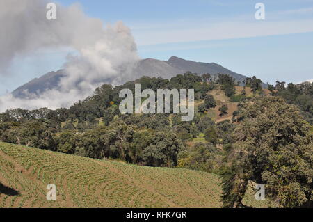 Eruzione del vulcano Turrialba in Costa Rica visto dalla pendenza del vulcano di Irazu. Foto Stock