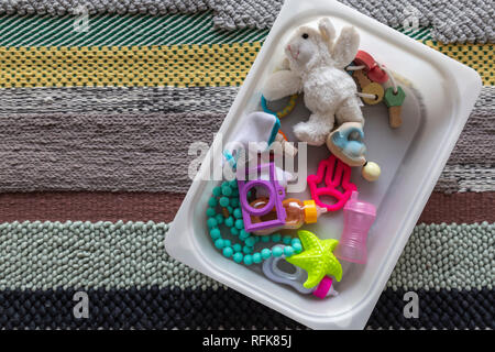 Giocattoli per bambini su un tappeto decorato del bambino in una camera da letto. Foto Stock