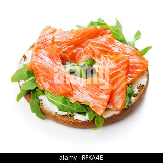 Bagel sandwich con salmone e crema al formaggio isolato su sfondo bianco Foto Stock