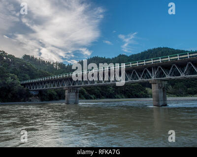 Ponte sul Fiume Motu, Strada Statale 35, East Cape, new Zeaand Foto Stock