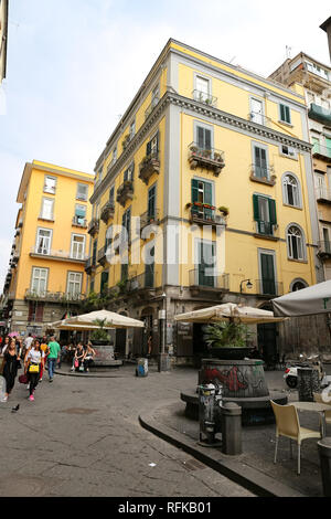 Napoli, Italia - 22 agosto 2018: vista sulla strada della città di Napoli in Italia Foto Stock