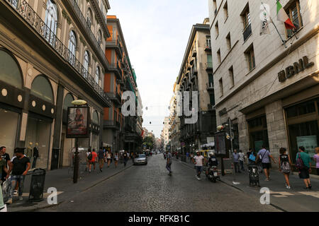 Napoli, Italia - 22 agosto 2018: vista sulla strada della città di Napoli in Italia Foto Stock